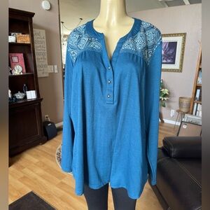 Avenue blue embroidered long sleeve Vneck blouse-size 30/32